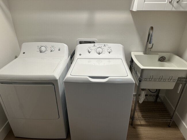 Building Photo - University View Townhomes