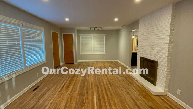 Building Photo - 3 Bedroom/2 Bath Single-Family House