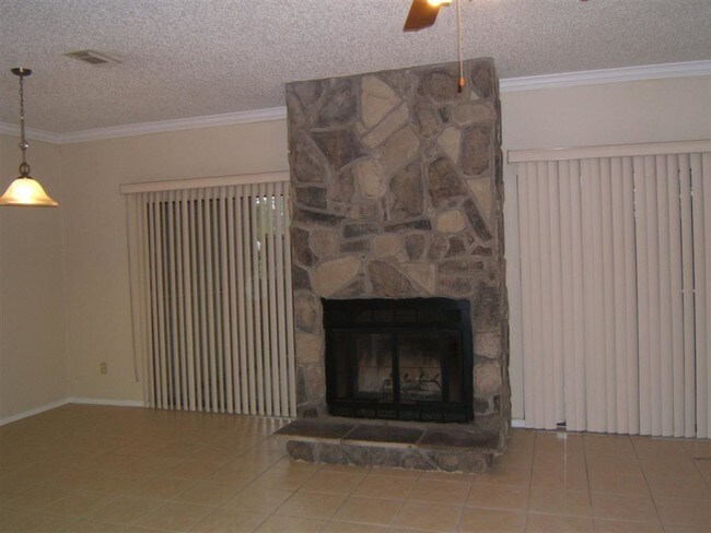 Building Photo - 17417 Red Oak Dr