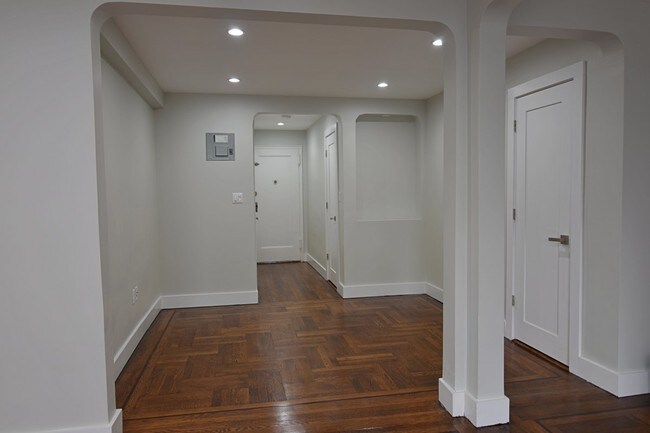 Foto del edificio - 4395 Broadway