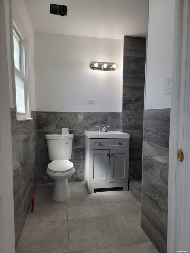 26208 Hungry Harbor Rd, Queens, NY 11422 Room for Rent in Queens, NY