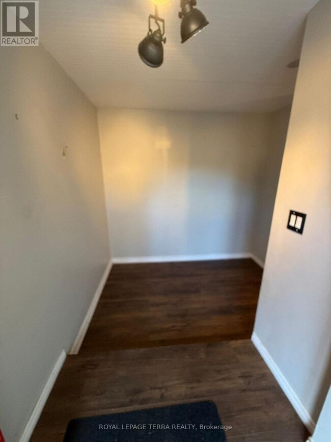 Building Photo - 1380 Sarcee St