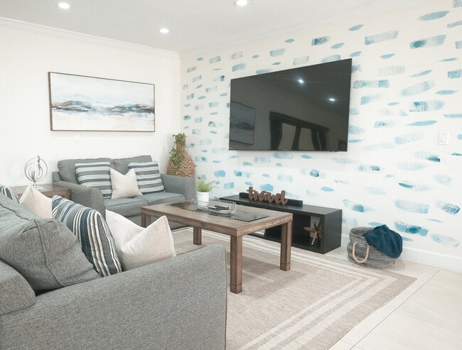 Building Photo - 1015 NE 89th St