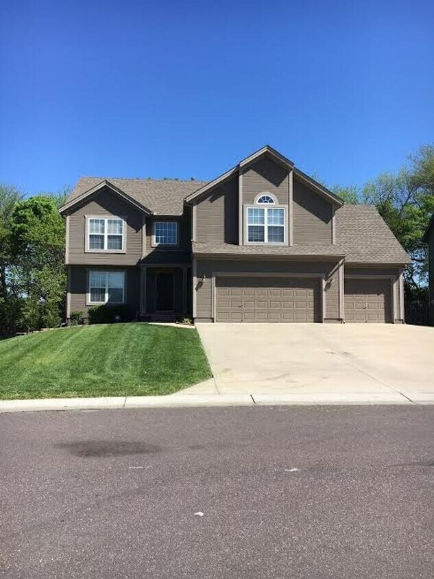Primary Photo - Spacious Single Family Home!
