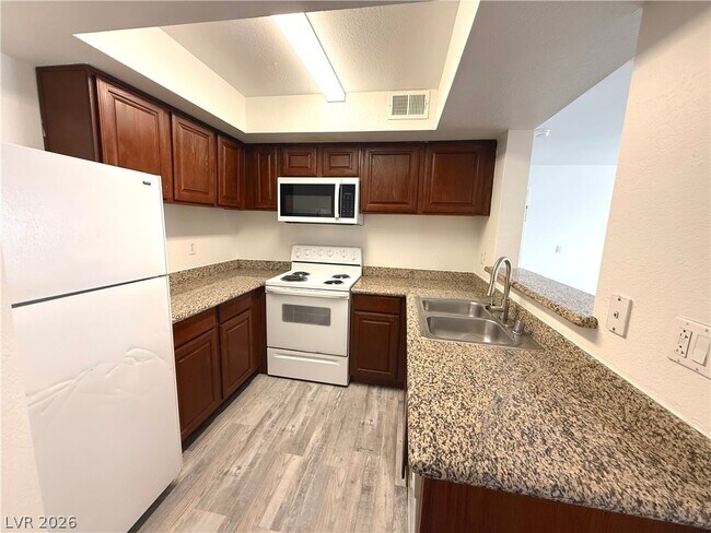 Foto del edificio - 6800 E Lake Mead Blvd