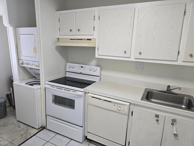 Foto del edificio - 8060 Colony Cir N
