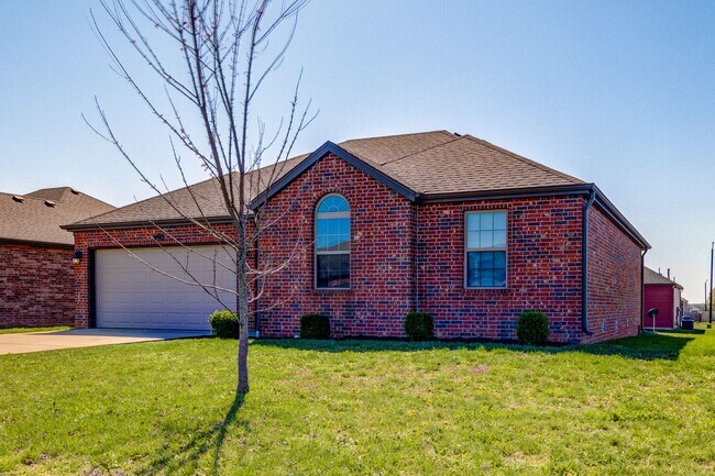 Foto del edificio - Beautiful all brick 3 bed 2 bath house in ...