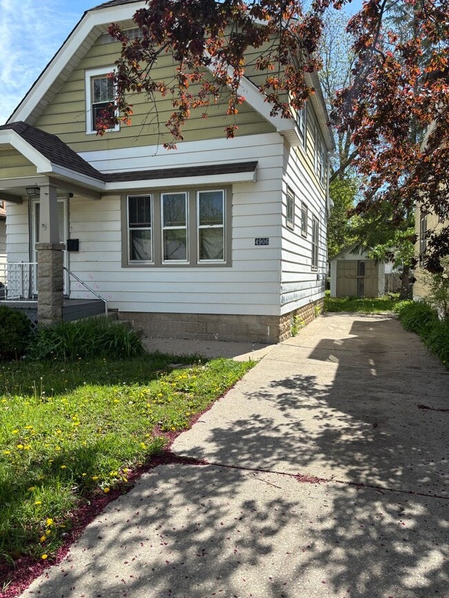 Building Photo - AFFORDABLE 3BR SINGLE FAMILY HOME, PARKING, YARD, BASEMENT!