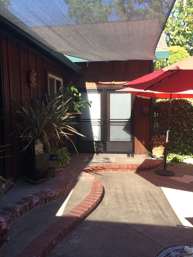 Foto del edificio - Adorable Studio Apartment with a Loft-$300...