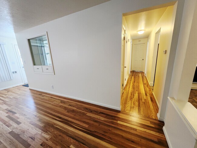 Pasillo - 85 Princeton Ave