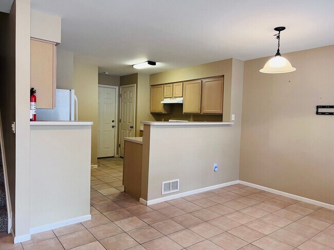 Foto del edificio - Wonderful 2 BR/2.5BA Townhome Located Minu...