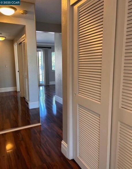 Building Photo - 1093 Mohr Ln