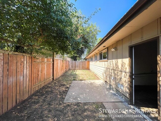 Building Photo - 2110 W 18th Ave