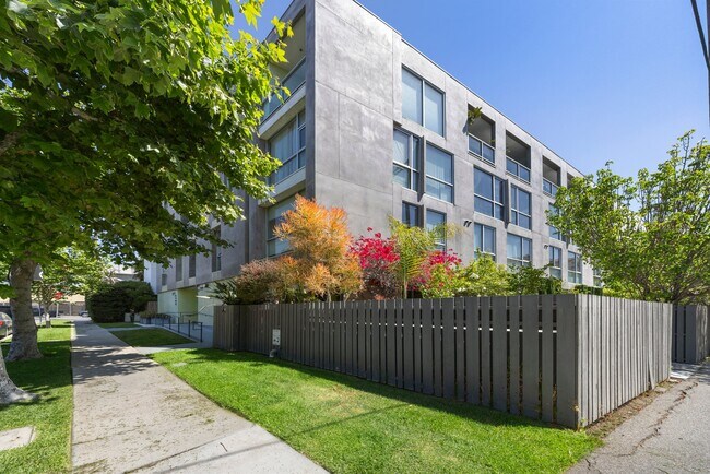 Foto del edificio - 2400 Corinth Ave