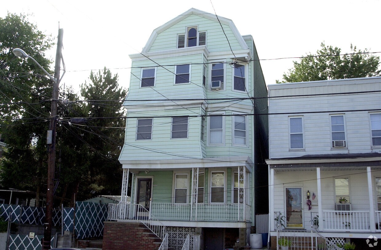 Building Photo - 64 W 11th St
