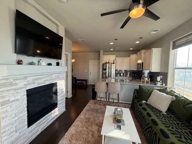 Building Photo - Gorgeous 2 Bed 3 Bath Townhome Right off the Powers Corridor!!