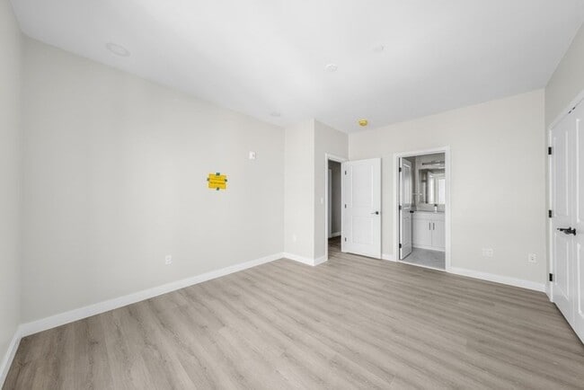 Building Photo - Modern 2BR / 2BA Condo with Balcony, 2 Covered Parking Spaces & Roof Deck
