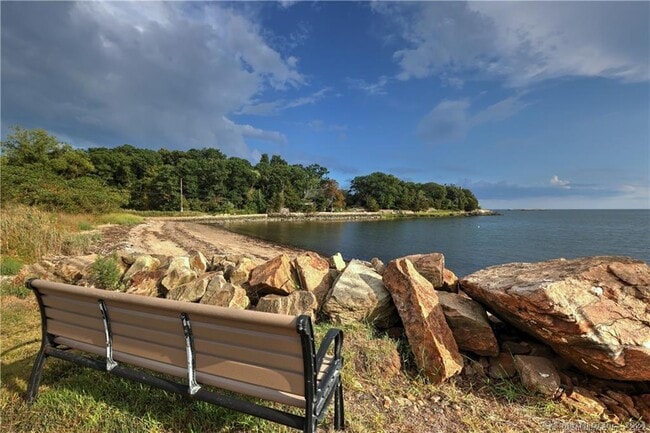 Foto del edificio - 342 Shore Dr