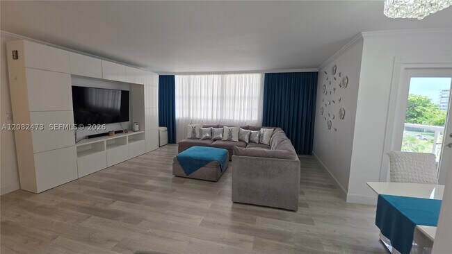 Building Photo - 1301 NE Miami Gardens Dr