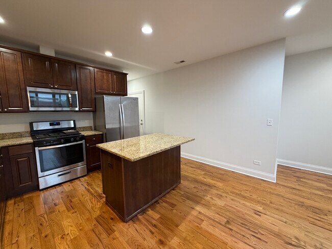 Foto del edificio - 2450 W Diversey Ave