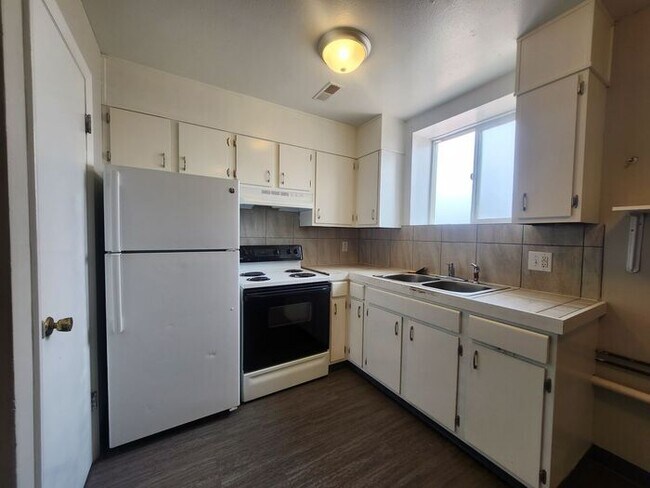 Building Photo - Cozy 2-Bedroom – Utilities Included!