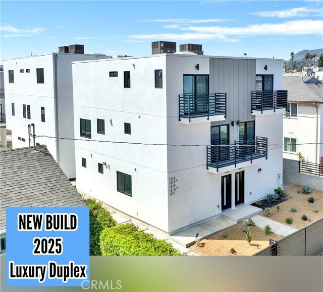 Building Photo - 1215 N Kingsley Dr