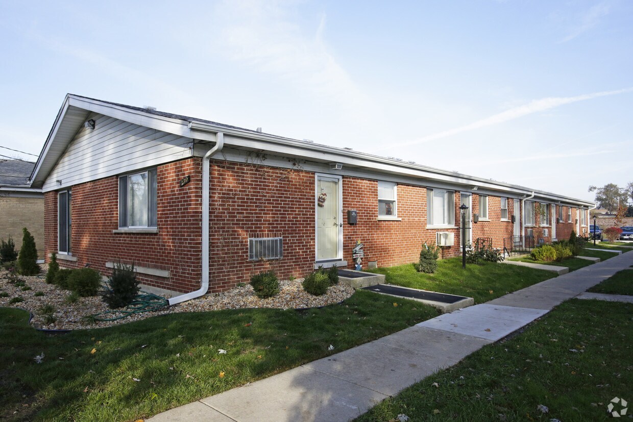 Primary Photo - 330 W Division St