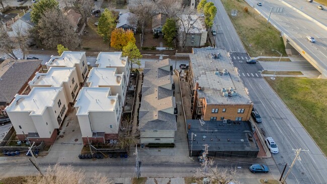 Building Photo - Luxurious townhouse on Cherry St!