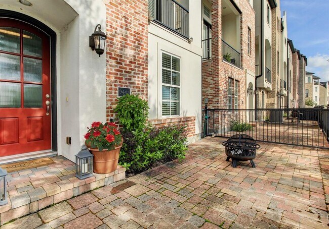 Building Photo - 9441 Fannin St