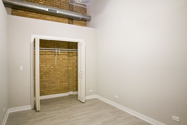 Building Photo - 4437 W Fullerton Ave