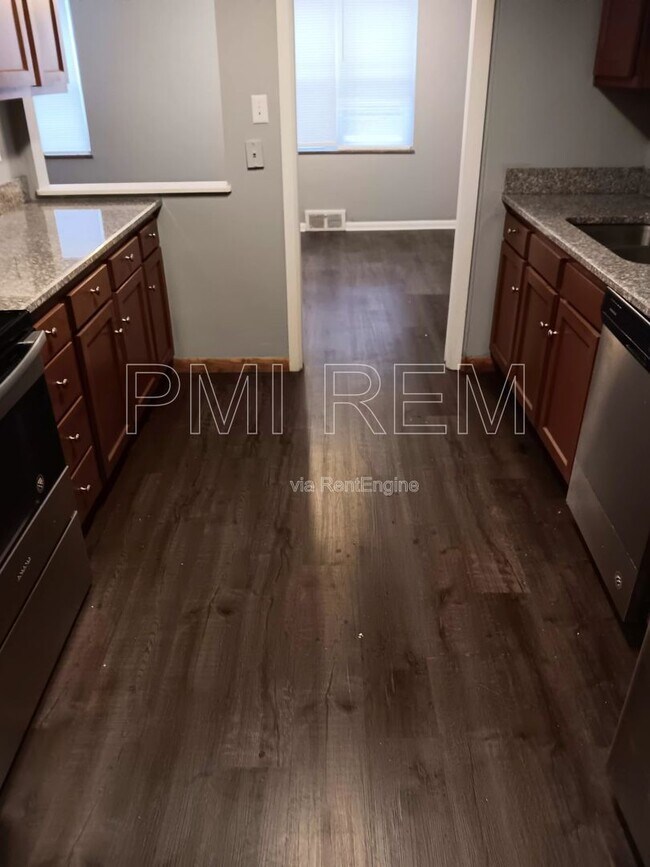 Foto del edificio - 16025 Van Aken Blvd