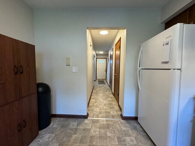Bright Entryway - 2862 N 124th St