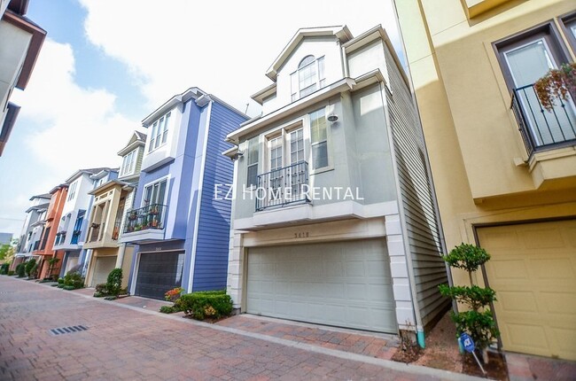 Foto del edificio - Immaculate 3-Story in the Heights area!