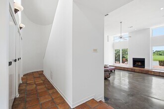 Building Photo - 2810 Lakeview Dr