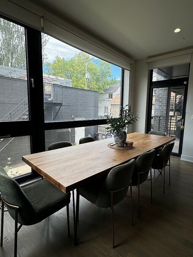 Foto del edificio - 1020 N Marshfield Ave