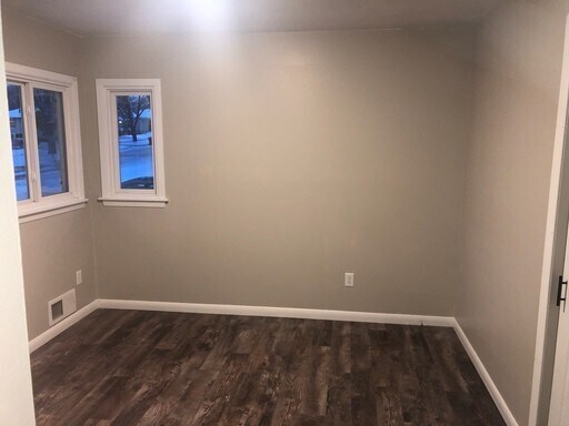 Building Photo - Spacious 3 bedrooms and 2 bathrooms home