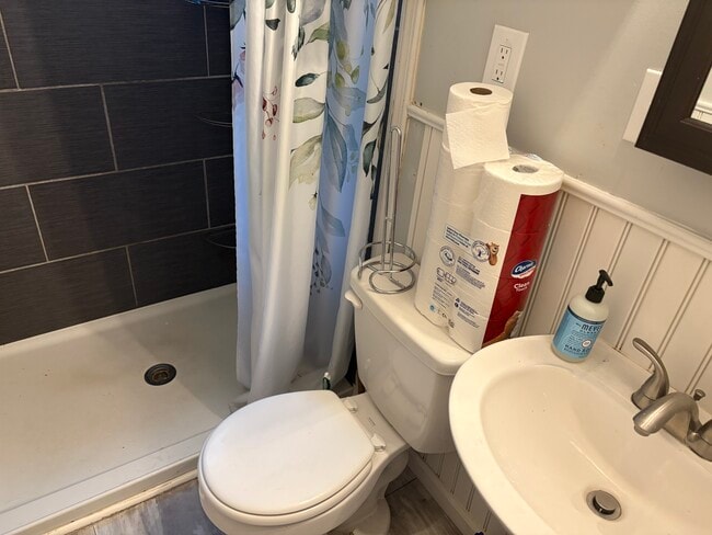 Foto del edificio - 124 Englewood Rd