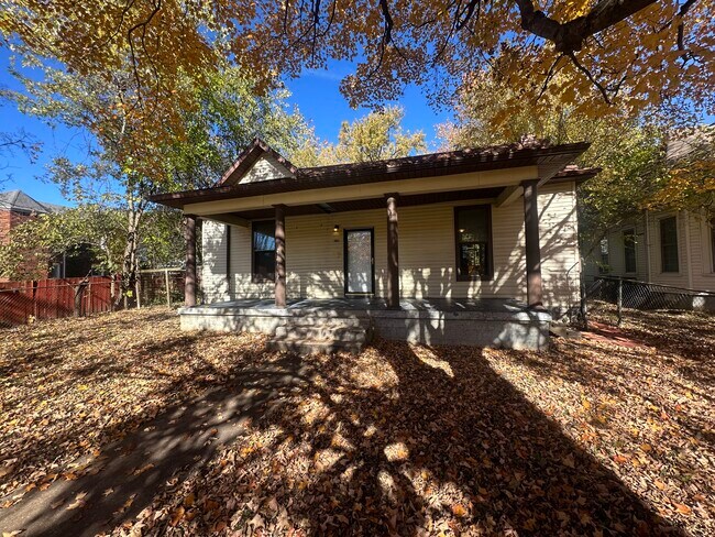 Building Photo - 218 Holmes St