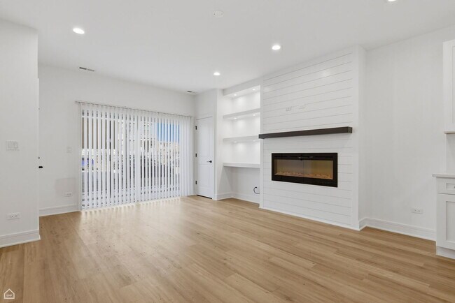 Foto del edificio - 4841 S Prairie Ave
