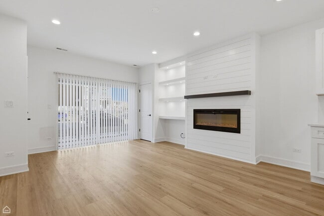 Building Photo - 4841 S Prairie Ave