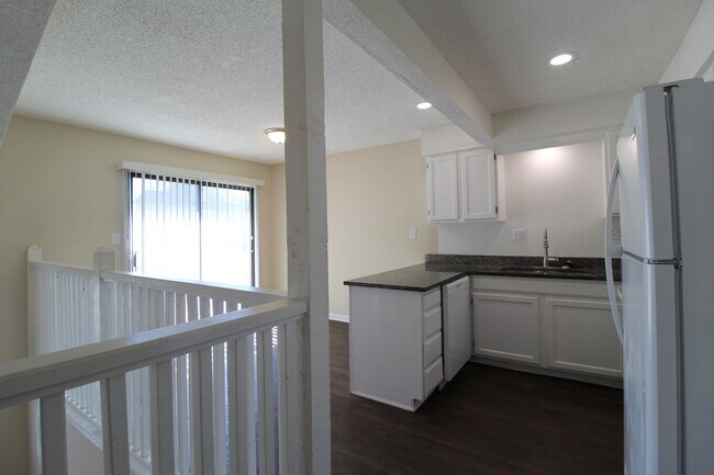 Foto del edificio - Fully Remodeled 2 Bedroom 1.5 Bath Duplex In Olathe