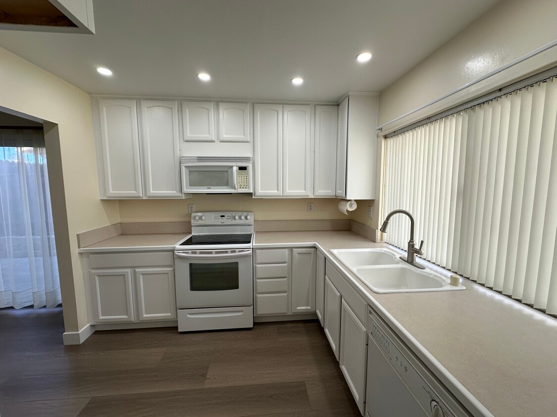 Primary Photo - 2208 Summerpark Ct