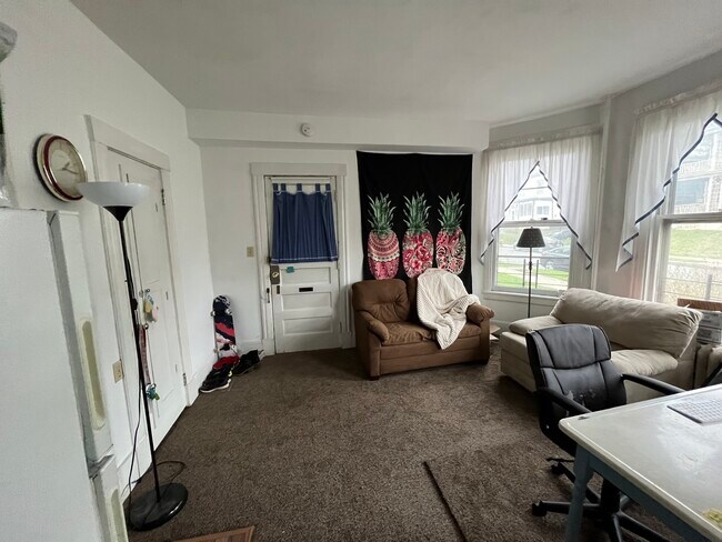 Building Photo - 537 Warren St