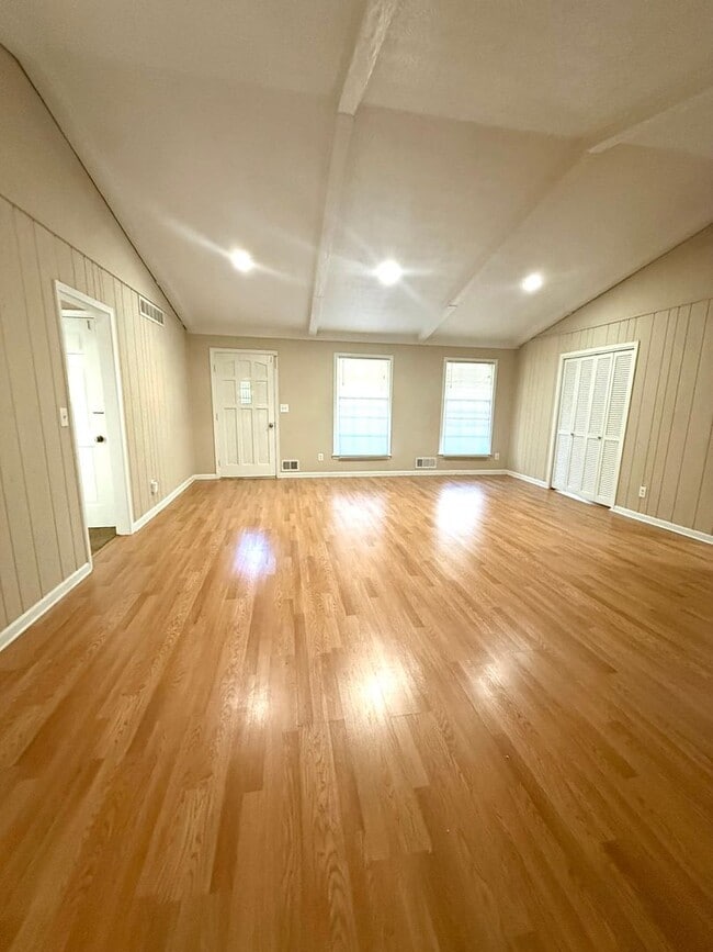 Building Photo - Ranch Home on large lot