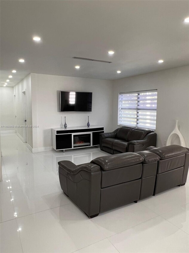 Primary Photo - 9771 Bahama Dr