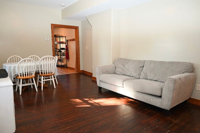 Building Photo - 507 E 7th St