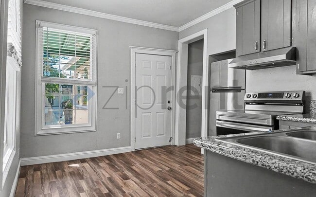 Building Photo - Unit B