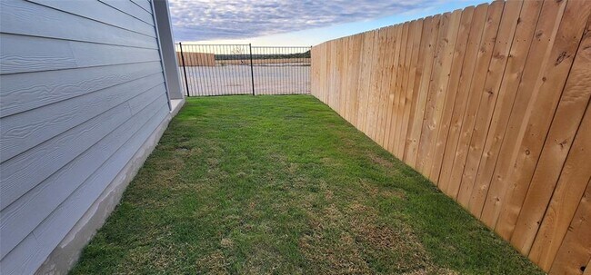 Foto del edificio - 2345 Moon Tower Trl