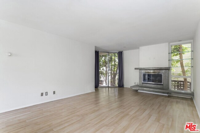 Foto del edificio - 1230 N Sweetzer Ave