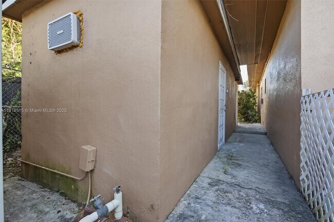 Foto del edificio - 2445 SW 18th St